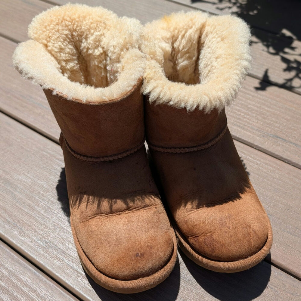 Womens UGG® Mini Bailey Bow II Boot - Chestnut Size 3Y